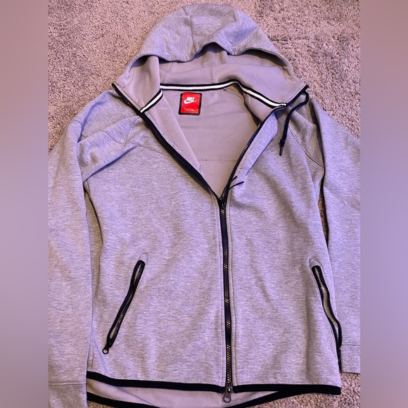 Nikes Men’s Tech Sweatshirt (Fullzip) - Picture 5 of 5